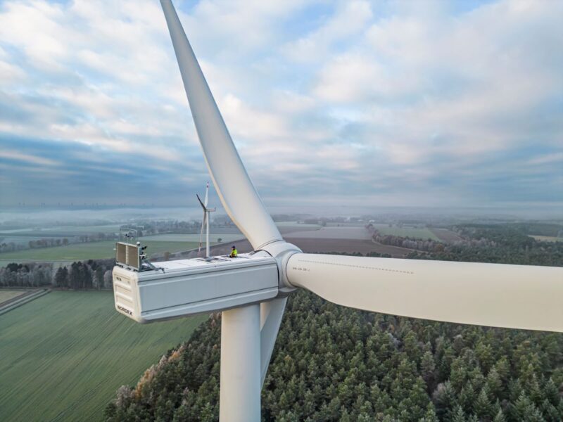 Eine Gondel von Nordex in lauftiger Höhe mit zwei Mitarbeitern.