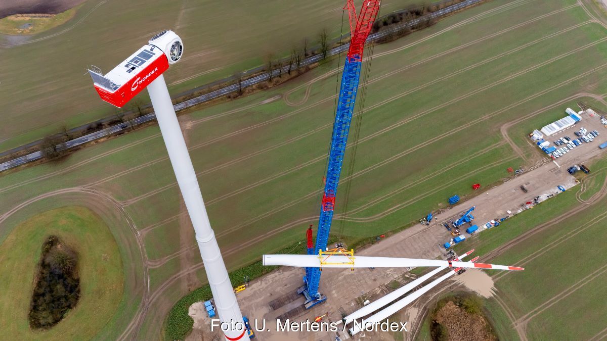 Eine Windkraftanlage von Nordex wird im Binnenland errichtet.