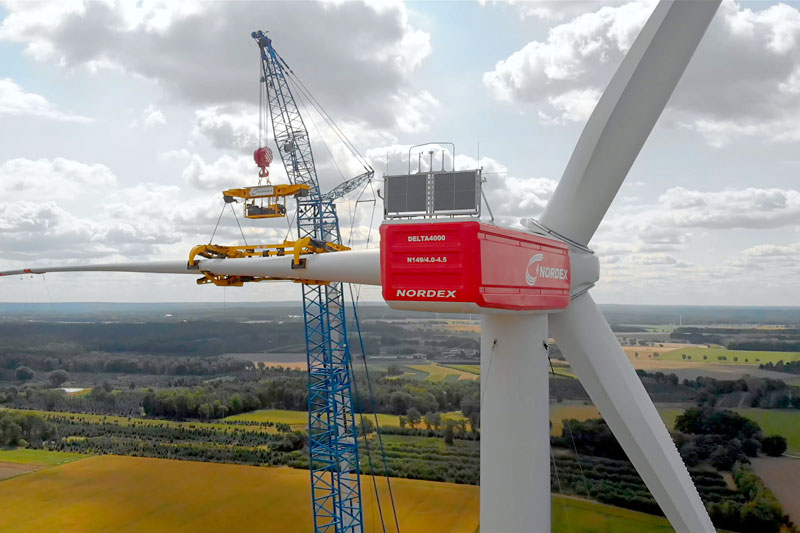 Flügelmontage an einer Windkraftanlage Nordex N149