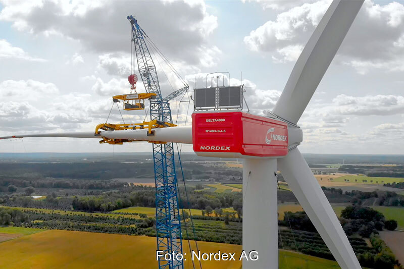 Flügelmontage an einer Windkraftanlage Nordex N149