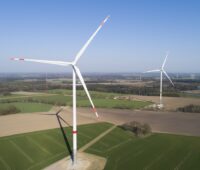 Zu sehen ist ein Windpark. Vergünstigte Stromtarife für Kommunen und Bürger vor Ort sollen die Akzeptanz erhöhen.