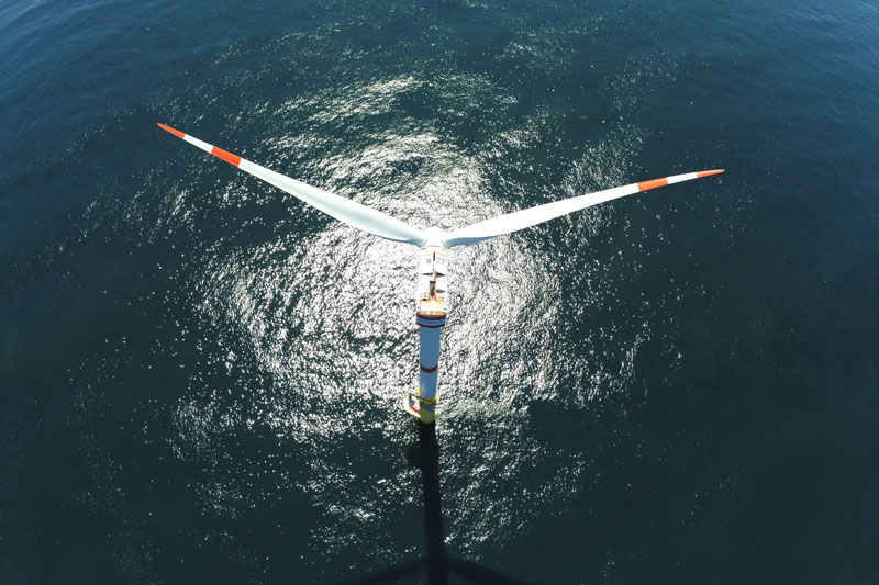 Luftbild einer Offshore-Windkraftanlage