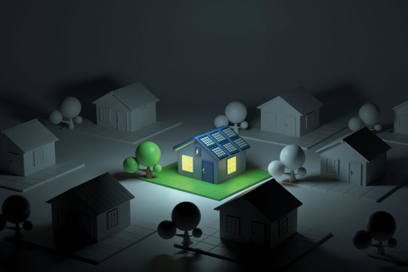 Grafik einer stilisierten Wohnsiedlung bei Nacht - nur das Haus in der Mitte mit Photovoltaik hat beleuchtete Fenster dank Notstrom