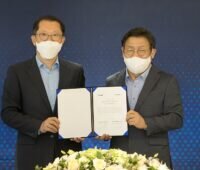 Zu sehen sind Hee Cheul, CEO von Q Cells, und JaeSeung Lee, President und Head of Digital Appliances Business bei Samsung Electronics unterzeichnen die Vereinbarung für die Zusammenarbeit beim Nullenergiehaus.