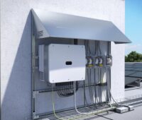 Ein Rahmensystem für Wechselrichter zur Installation an der Wand neben einer PV-Dachanlage.