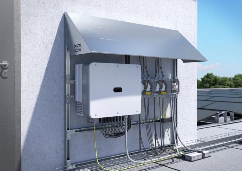 Ein Rahmensystem für Wechselrichter zur Installation an der Wand neben einer PV-Dachanlage.