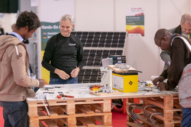 Zu sehen ist ein Foto von der OFF-GRID Expo + Conference 2019, als es Corona-Regeln noch nicht gab.