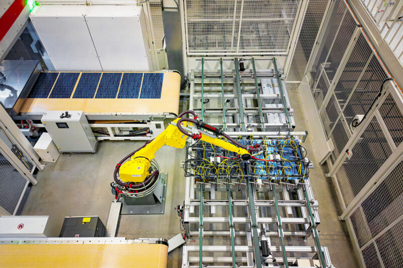 Blick in die Fertigung mit Roboter