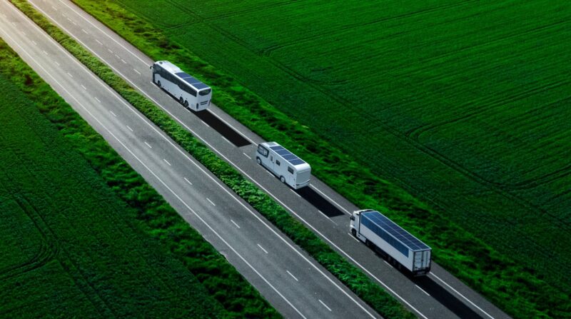 Im Bild drei E-Busse mit integrierten PV-Modulen von OPES Solar Mobility.