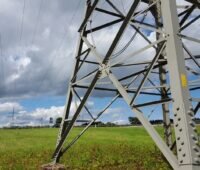 Zu sehen ist ein Strommast. Das Projekt der OTH Regenburg will die Netzplanung für die Stromnetze der Zukunft an der Sektorenkopplung ausrichten.