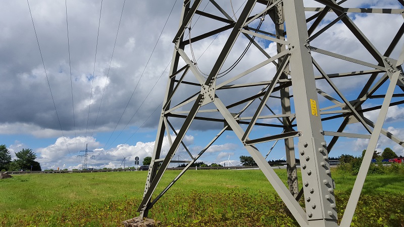 Zu sehen ist ein Strommast. Das Projekt der OTH Regenburg will die Netzplanung für die Stromnetze der Zukunft an der Sektorenkopplung ausrichten.