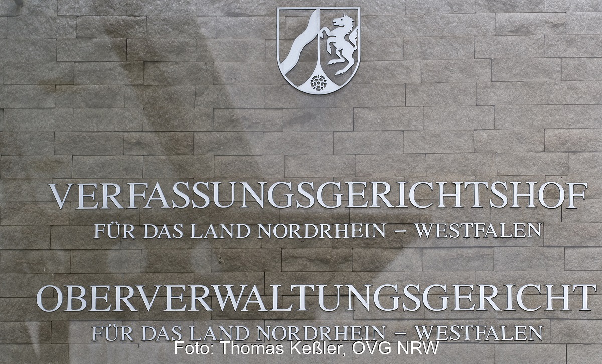 Zu sehen ist das Schild des Oberverwaltungsgerichts Münster. Das Gericht hat den Stopp des Smart-Meter-Rollouts verfügt.