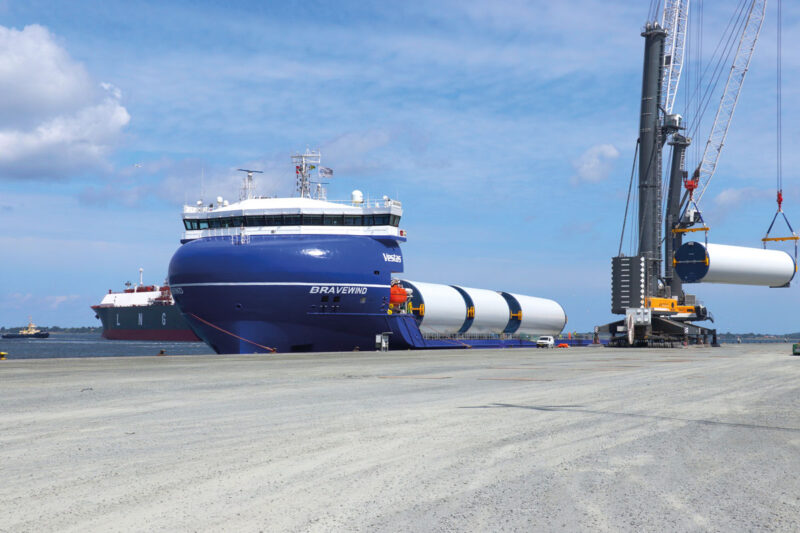Verladung von Turmsegmenten für Offshore-Windenergie-Anlagen auf ein Schiff.
