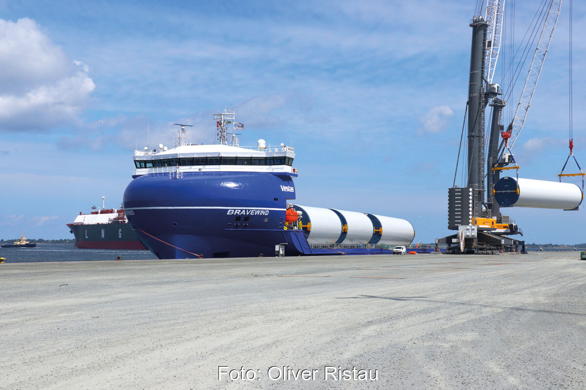 Verladung von Turmsegmenten für Offshore-Windenergie-Anlagen auf ein Schiff.