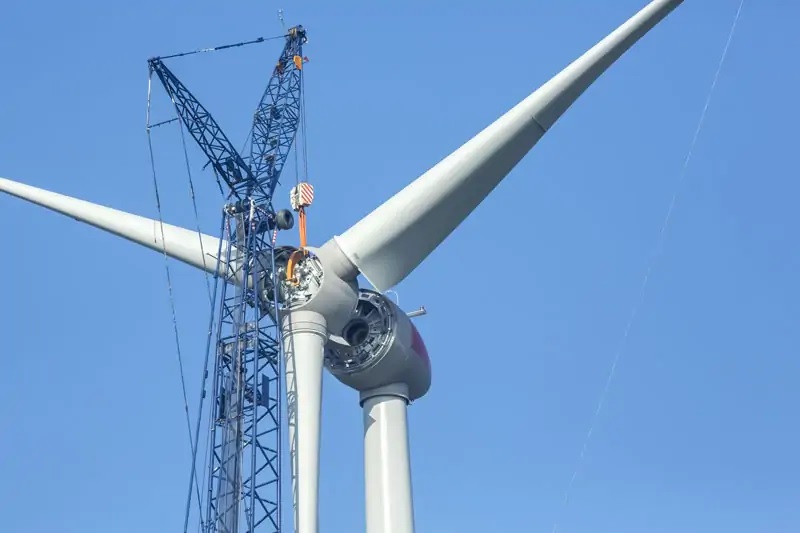Zu sehen ist die Montage einer Windenergieanlage. Ein Windenergie-an-Land-Gesetz soll nach den Vorstellungen des Öko-Instituts die Vorgaben bundesweit vereinheitlichen.