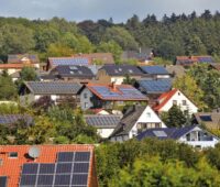 Zu sehen sind Photovoltaik-Dachanlagen bzw Kleinanlagen, die heute kaum noch wirtschaftlich wären.