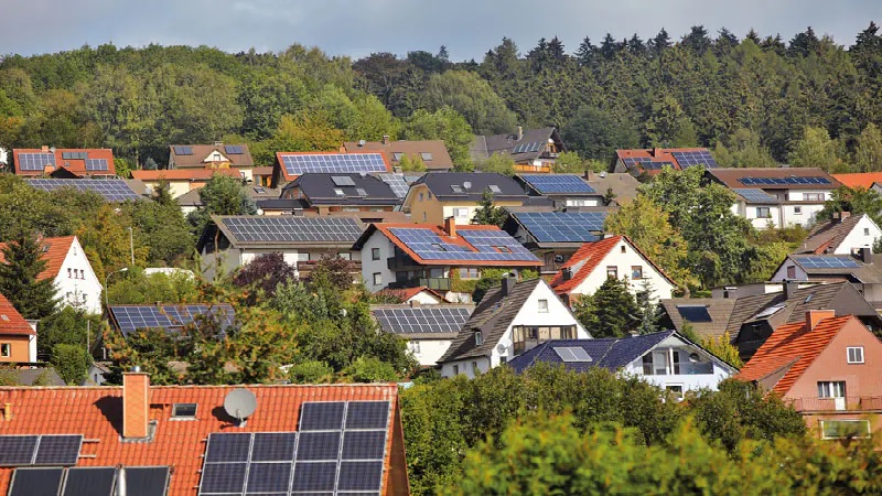 Zu sehen sind Photovoltaik-Dachanlagen bzw Kleinanlagen, die heute kaum noch wirtschaftlich wären.