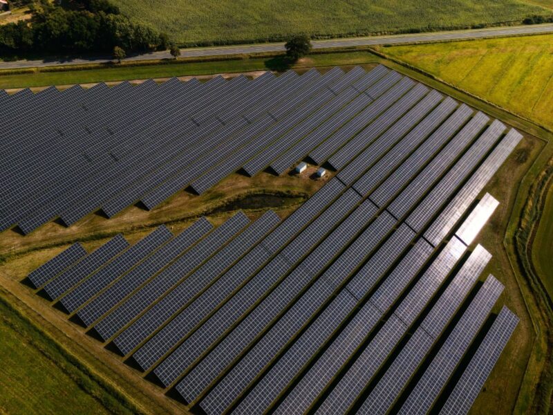 Luftbild eines Freiflächensolarparks