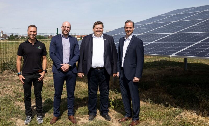 Das erste Photovoltaik-Projekt der Ökostrom Franken GmbH & Co. KG ist in der unterfränkischen Gemeinde Röthlein ans Netz gegangen.