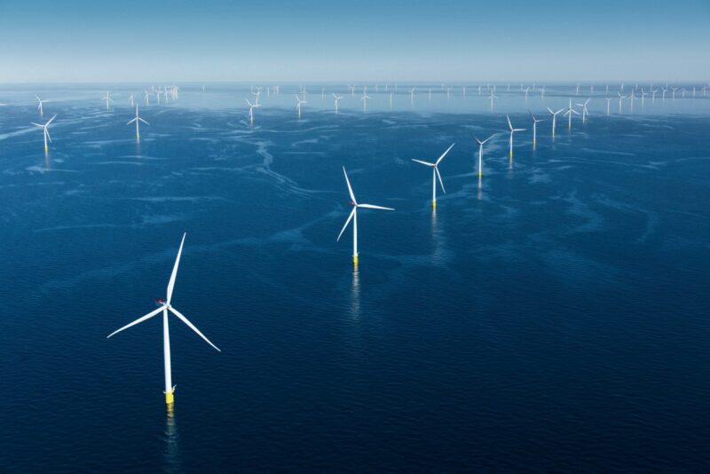 Luftbild eines Offshore-Windparks