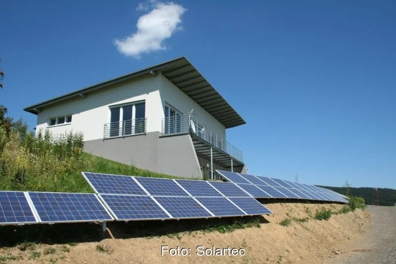 Freistehendes Haus mit PV auf dem Boden.