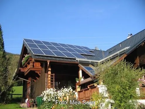 Zu sehen ist eine Photovoltaik-Anlage, der Entwurf vom Erneuerbaren-Ausbau-Gesetz soll den Photovoltaik-Ausbau in Österreich voranbringen.