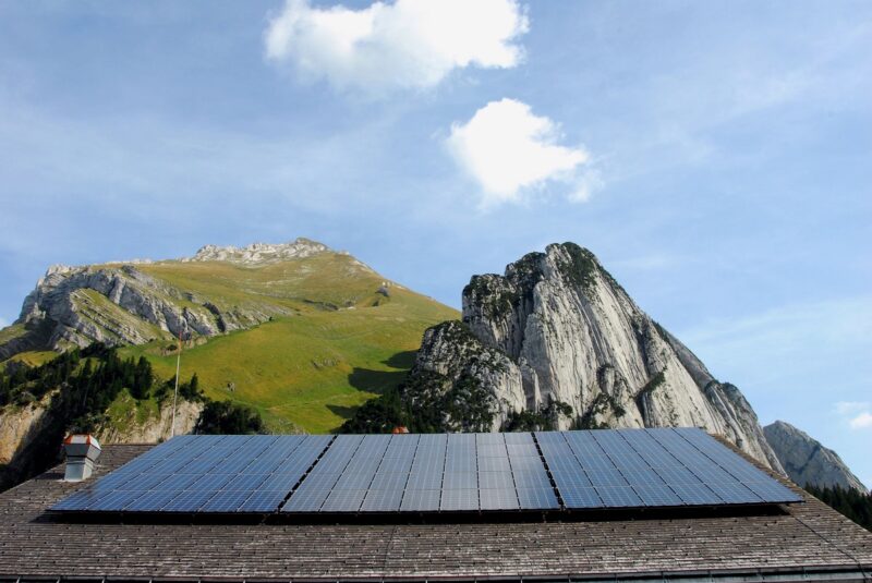 Zu sehen ist ein PV-Dach, Österreich plant ein „Eine-Million-Dächer-Programm“.