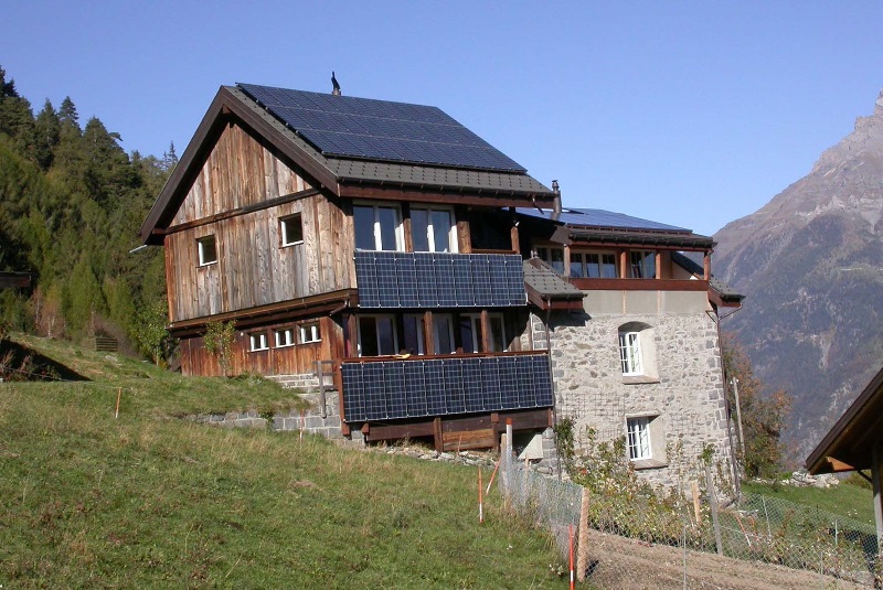 Zu sehen ist eine Berghütte mit PV auf dem Dach und an der Fassade. Die Einspeisetarifförderung für Photovoltaik-Dachanlagen in Österreich ist stark nachgefragt.