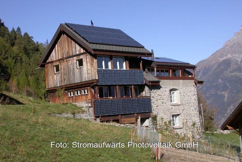 Zu sehen ist eine Berghütte mit PV auf dem Dach und an der Fassade. Die Einspeisetarifförderung für Photovoltaik-Dachanlagen in Österreich ist stark nachgefragt.