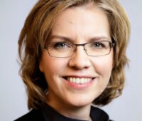 Zu sehen ist die österreichische Bundesministerin für Klimaschutz Leonore Gewessler, die den Entwurf des Erneuerbaren Ausbau Gesetzes vorgelegt hat.