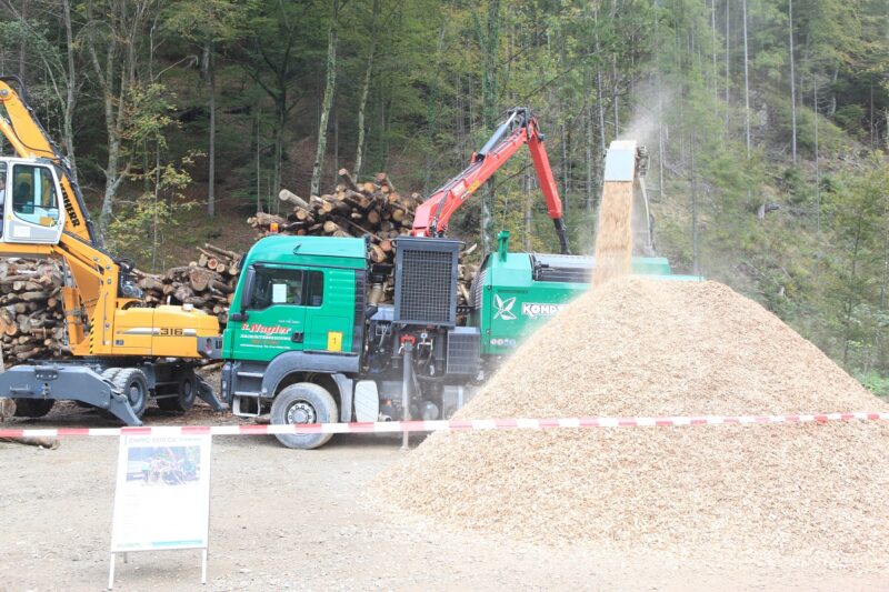 Zu sehen ist die Produktion von Hackschnitzeln im Wald. Durch die „Raus aus Öl und Gas“-Förderung boomen Holzkessel in Österreich.