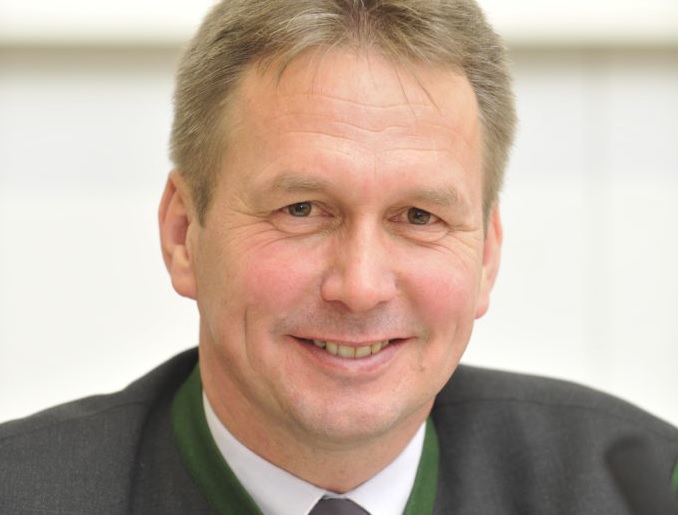 Zu sehen ist Franz Titschenbacher, Präsident des Österreichischen Biomasse-Verbandes, der das Erneuerbaren-Ausbau-Gesetz im Großen und Ganzen positiv sieht.