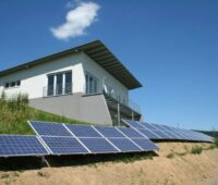 Freistehendes Haus mit PV auf dem Boden.