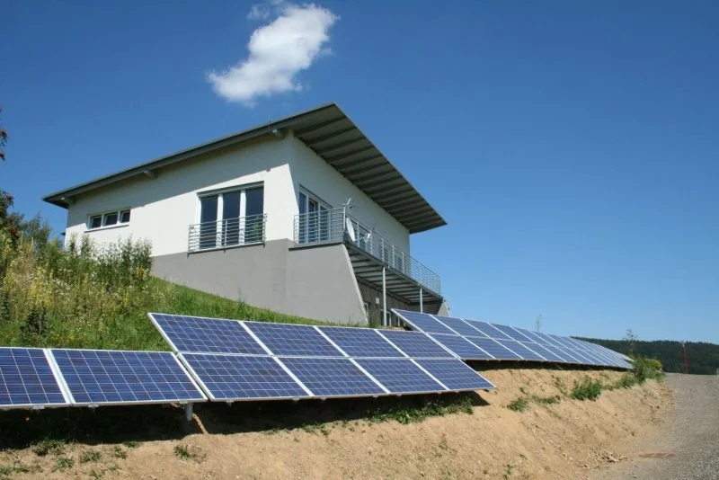 Freistehendes Haus mit PV auf dem Boden.