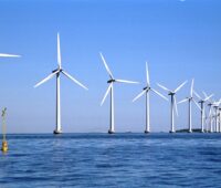 Das Bild zeigt einen Windpark in der Ostsee vor der dänischen Küste. Mit der Offshore-Vereinbarung wollen Bund und Küstenländer die Windenergie auf See stärker ausbauen.