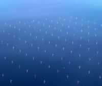 sehr viele Offshore-Windenergie-Anlagen aus großer Höhe fotografiert - Symbolbild für Windenergie Trendindex.