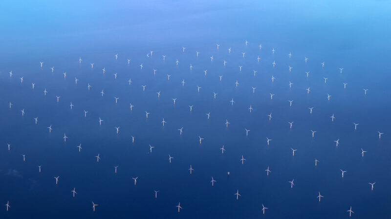 sehr viele Offshore-Windenergie-Anlagen aus großer Höhe fotografiert - Symbolbild für Ausschreibung der Offshore-Windenergie in Deutschland