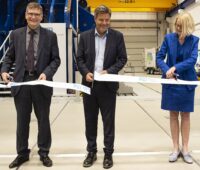 Im Bild Vizekanzler Robert Habeck, der die Drehmomentnormalmesseinrichtung im Kompetenzzentrum Windenergie der Physikalisch-Technischen Bundesanstalt (PTB) eröffnet.