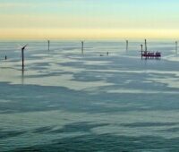 Offshore-Windpark in der Nordsee - Windstille im Lee der Turbinen zeigt sich am glatten Wasser