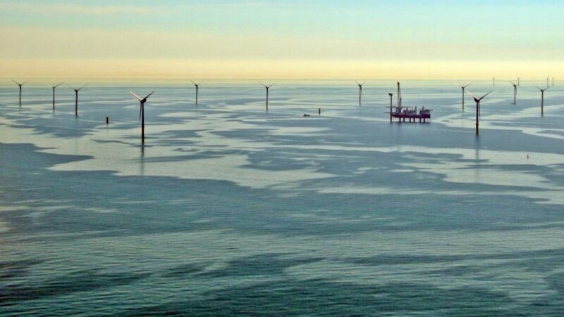 Offshore-Windpark in der Nordsee - Windstille im Lee der Turbinen zeigt sich am glatten Wasser
