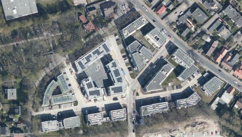 Luftbild eines Wohnquartiers mit PV-Dächern.