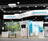 Die Abbildung zeigt einen virtuellen Messestand von Omexom, das Unternehmen ist auf der E-World in Essen vertreten.