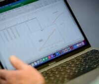 Ein Laptop zeigt ein Excel-Sheet- Online Weiterbildung für Renewables.