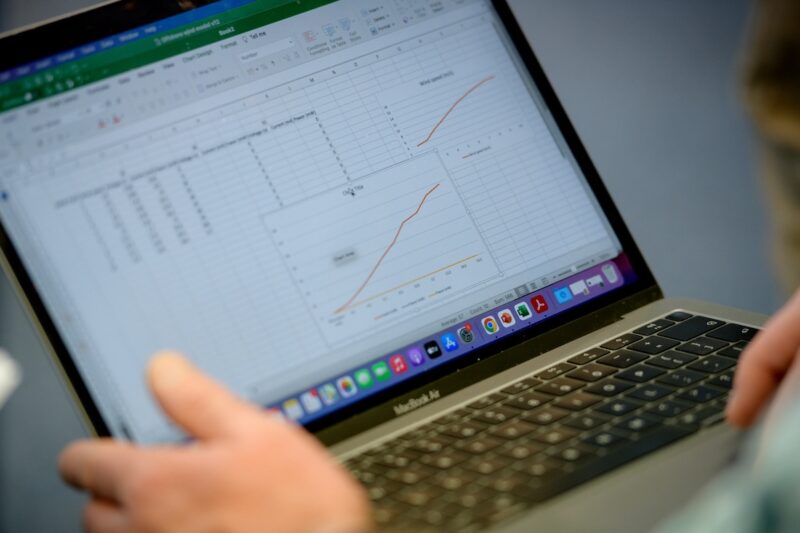Ein Laptop zeigt ein Excel-Sheet- Online Weiterbildung für Renewables.