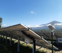 Zu sehen ist das Sensorik-Upgrade-Kit, das Daten für die Früherkennung von Fehlern bei Photovoltaik-Anlagen liefern soll.