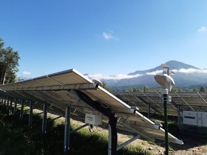 Zu sehen ist das Sensorik-Upgrade-Kit, das Daten für die Früherkennung von Fehlern bei Photovoltaik-Anlagen liefern soll.