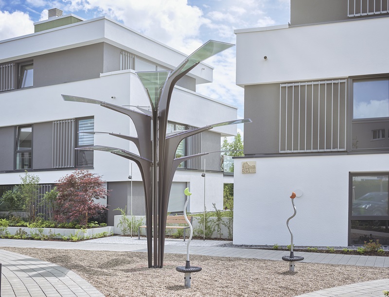 Zu sehen ist der Solarbaum in der Gemeinde Löchgau, der mit der Solarfolie von Asca aus organischen PV-Modulen realisiert wurde.