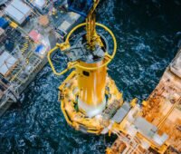 Im Bild der Bau eines Offshore-Windparks: Luxcara setzt mit geräuscharmer Osonic-Technologie Offshore-Windfundamente ein.