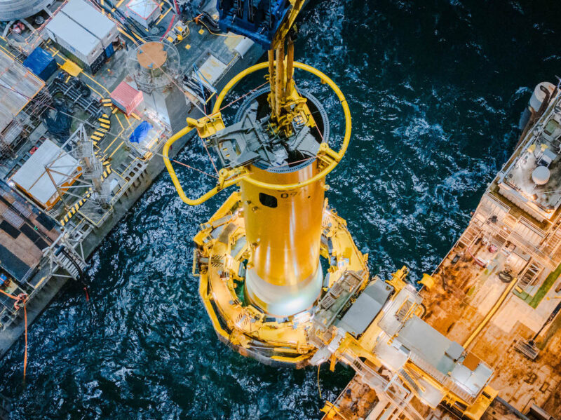 Im Bild der Bau eines Offshore-Windparks: Luxcara setzt mit geräuscharmer Osonic-Technologie Offshore-Windfundamente ein.