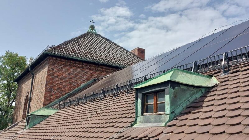 PV-Anlage auf einem 100 Jage altem Kirchendach.